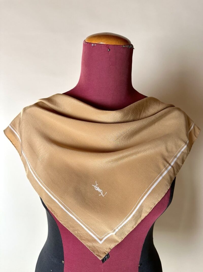 Foulard vintage Yves Saint Laurent in seta biscotto con profili e logo bianchi