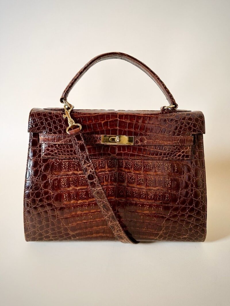 Borsa a trapezio in pelle di coccodrillo color cognac con tracolla e hardware oro Idra