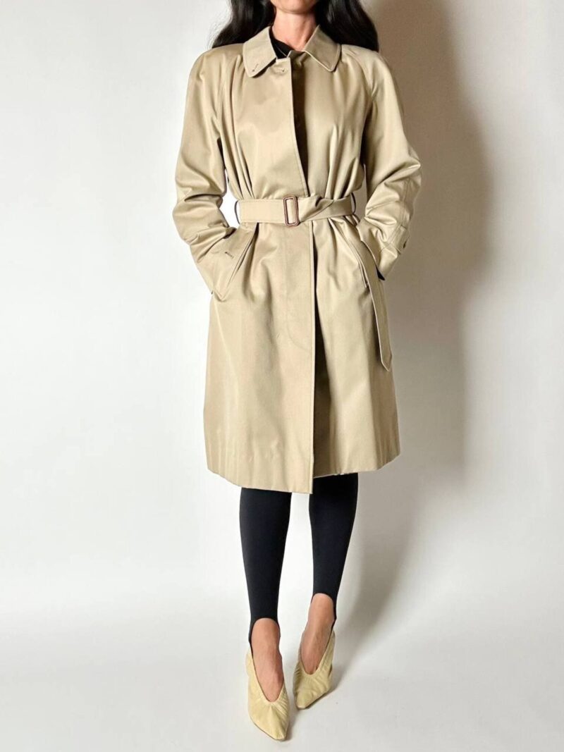 Trench vintage Burberry’s in gabardine beige con cintura in coordinato e fodera Check