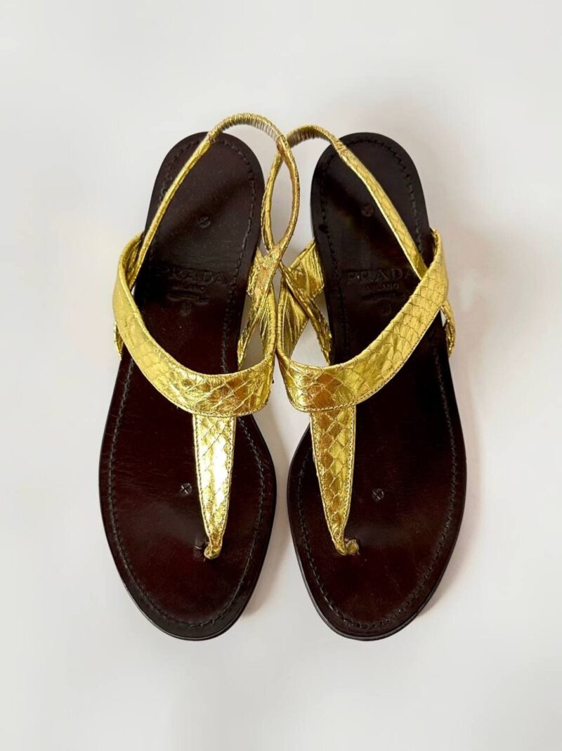 Sandali infradito vintage Prada in serpente oro con suola in cuoio marrone