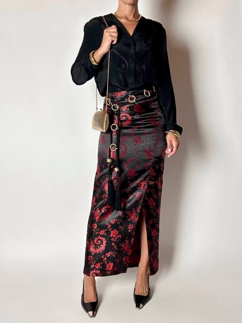 Gonna lunga a tubino in raso jacquard nero e rosso fantasia floreale