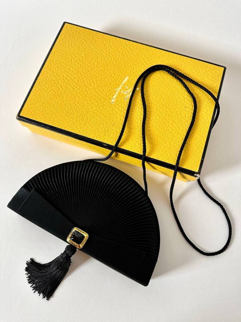 Pochette vintage Guy Laroche forma a ventaglio in raso nero con nappa couture