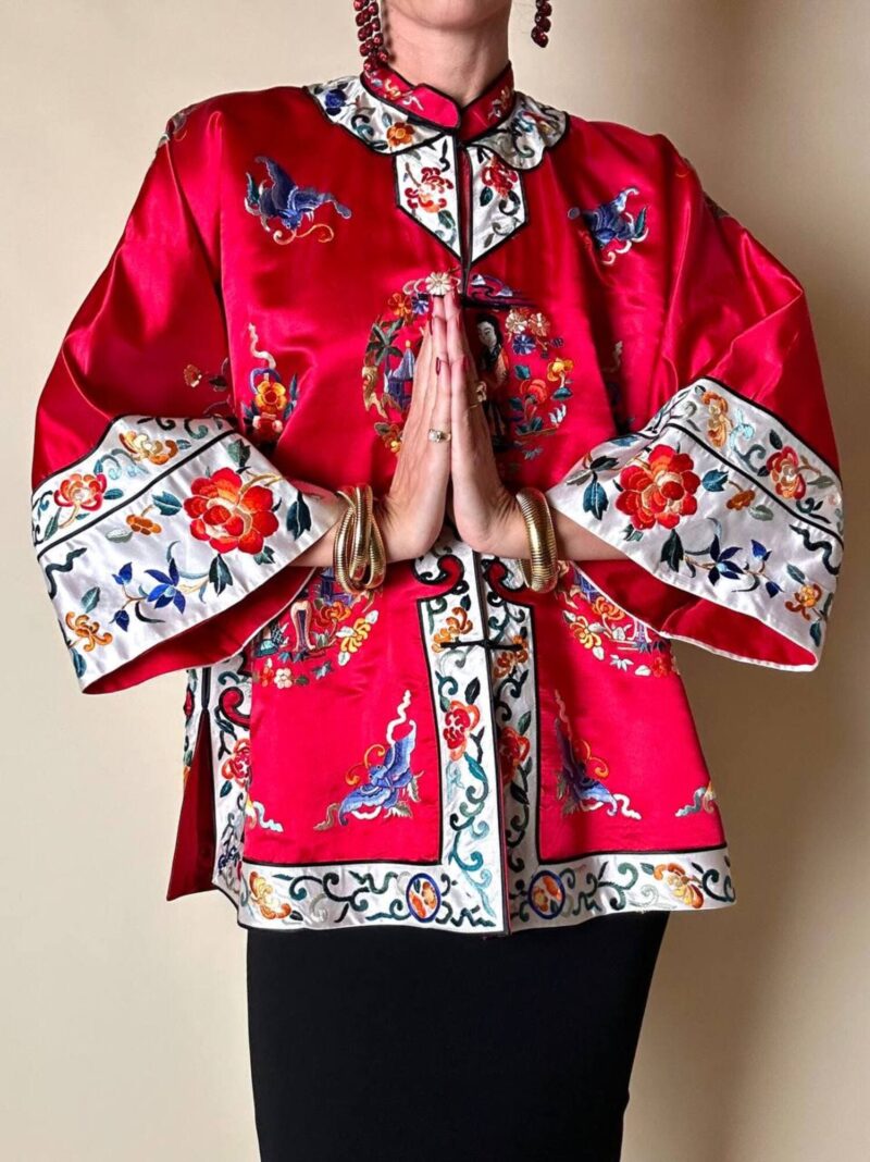 Giacca kimono vintage cinese in raso di seta rossa ricamata a mano