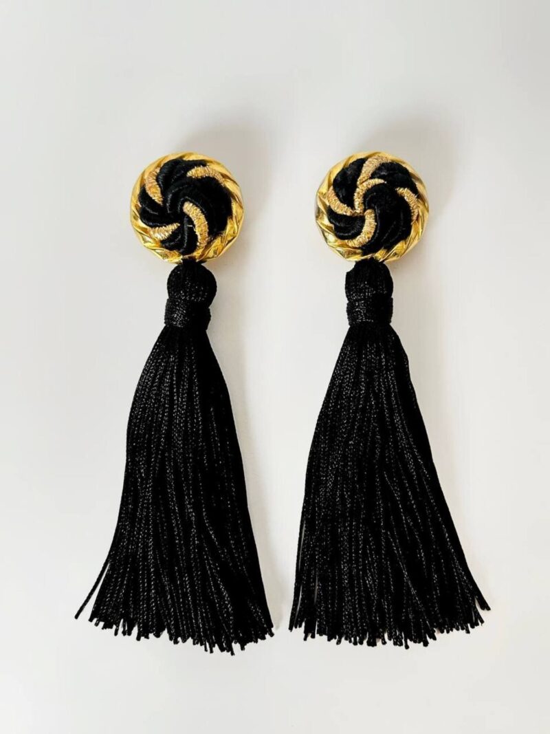Maxi orecchini a clip con nappe couture nere e dettagli dorati