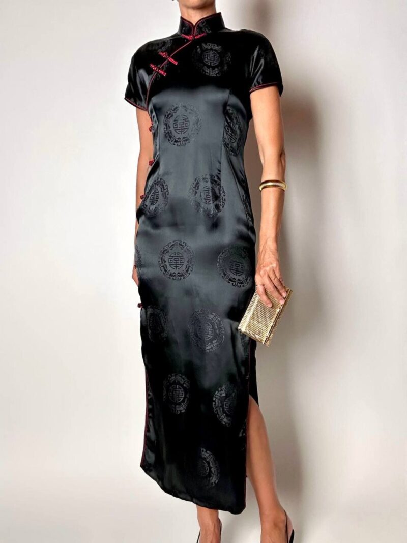 Qipao vintage in raso jacquard nero con profili e alamari neri e rossi