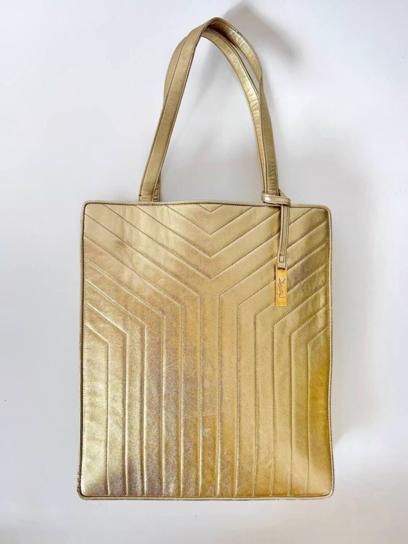 Shopping tote vintage Yves Saint Laurent in pelle laminata oro matelassé chevron