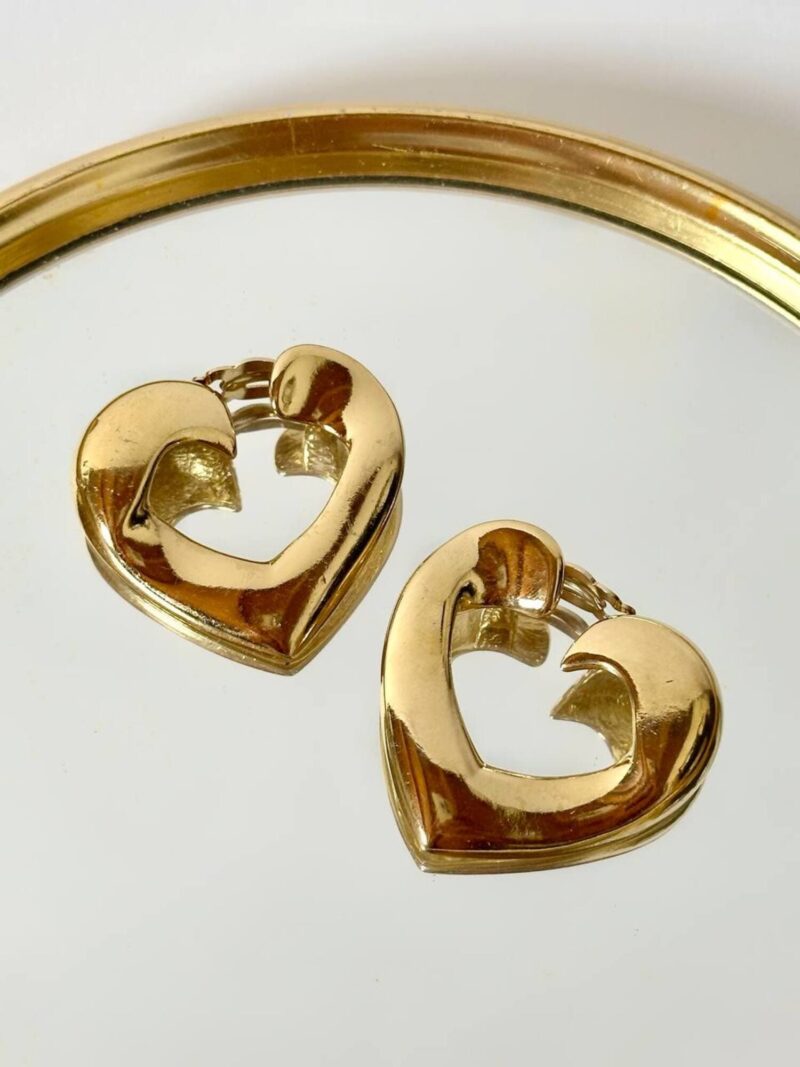 Orecchini a clip vintage Yves Saint Laurent a forma di cuore in metallo dorato