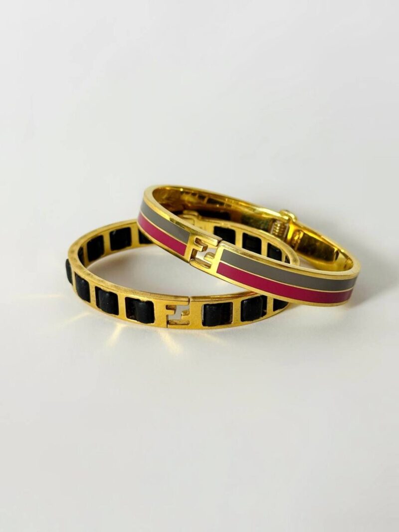 Bracciale vintage Fendi in metallo oro rifinito con smaltato grigio e rosso
