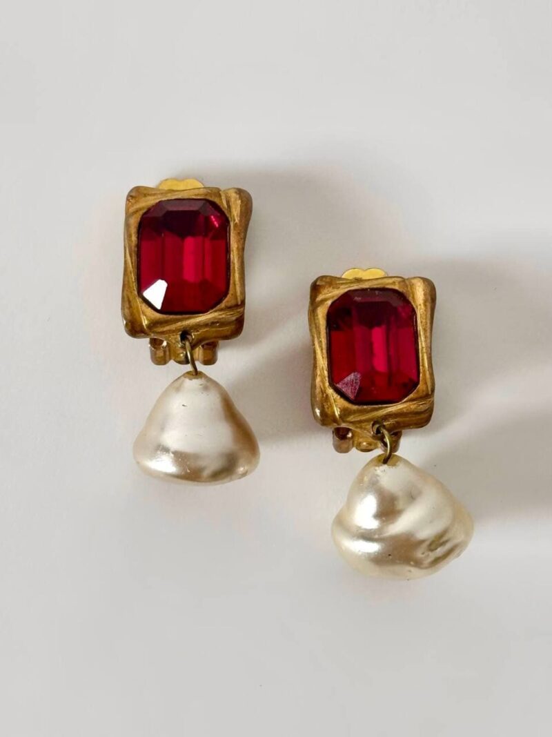 Orecchini vintage a clip con cristalli rosso rubino e perle barocche pendenti