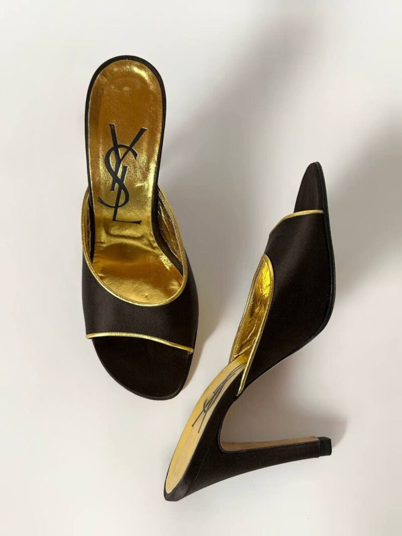 Sabot vintage Yves Saint Laurent in raso di seta color liquirizia con dettagli oro