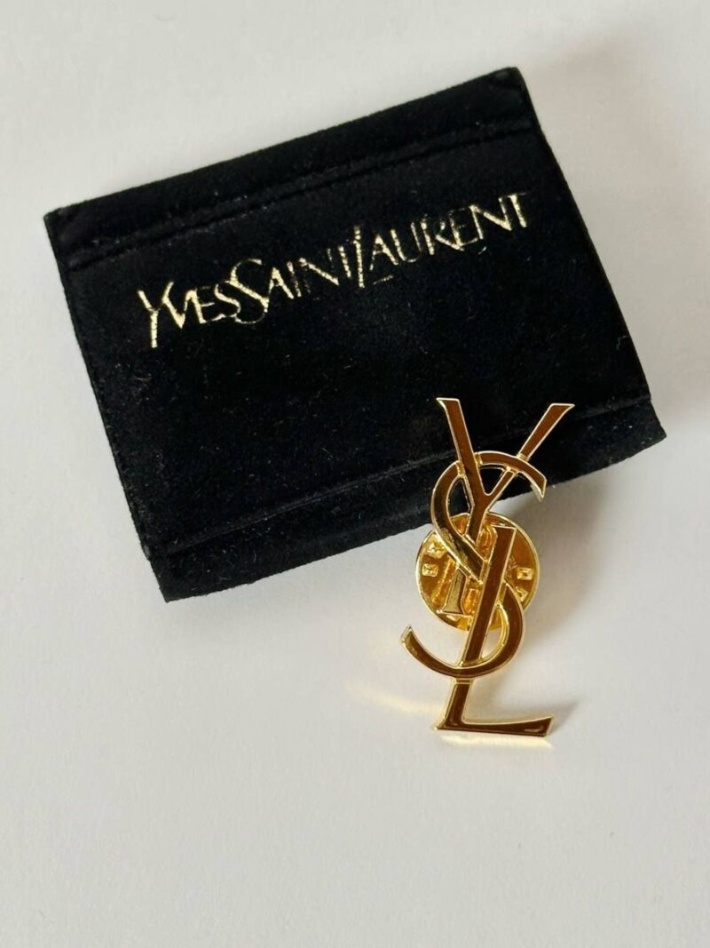 Spilla vintage logo Yves Saint Laurent in metallo color oro