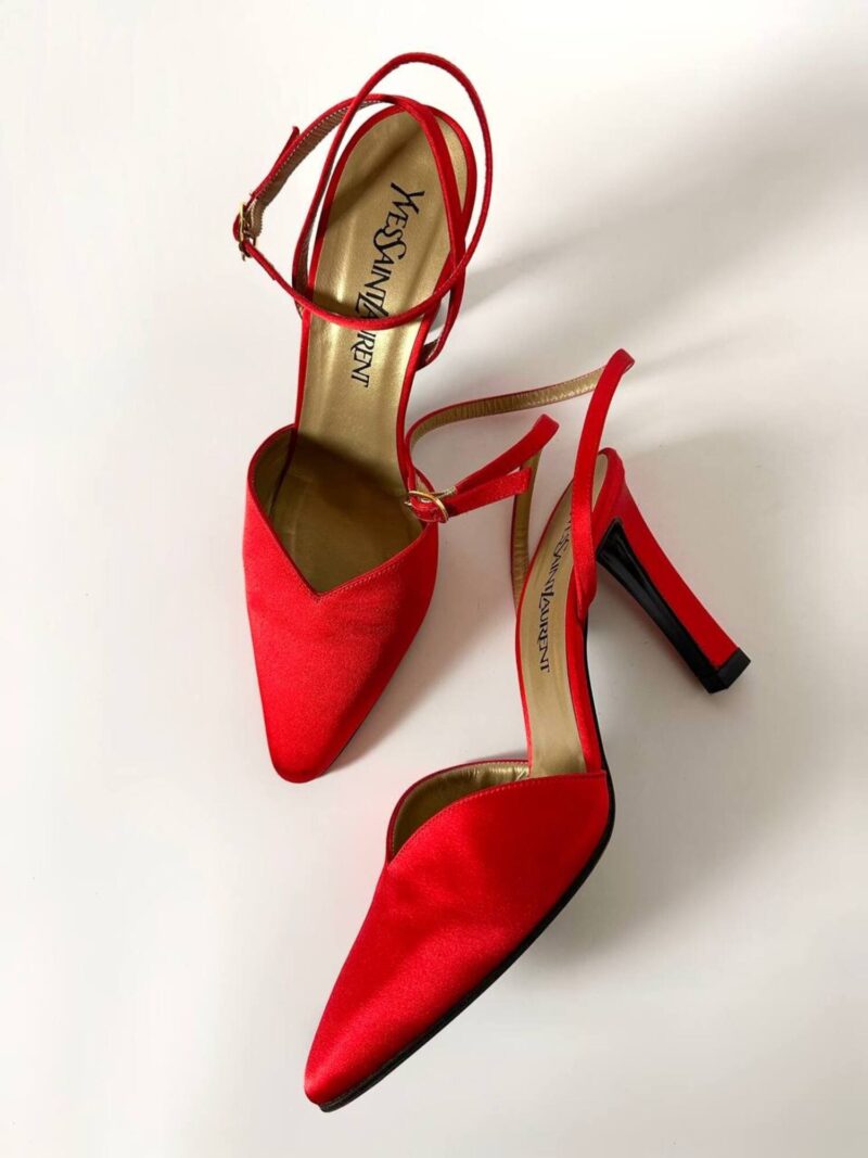 Décolleté vintage Yves Saint Laurent in raso di seta rosso lacca con cinturino alla caviglia