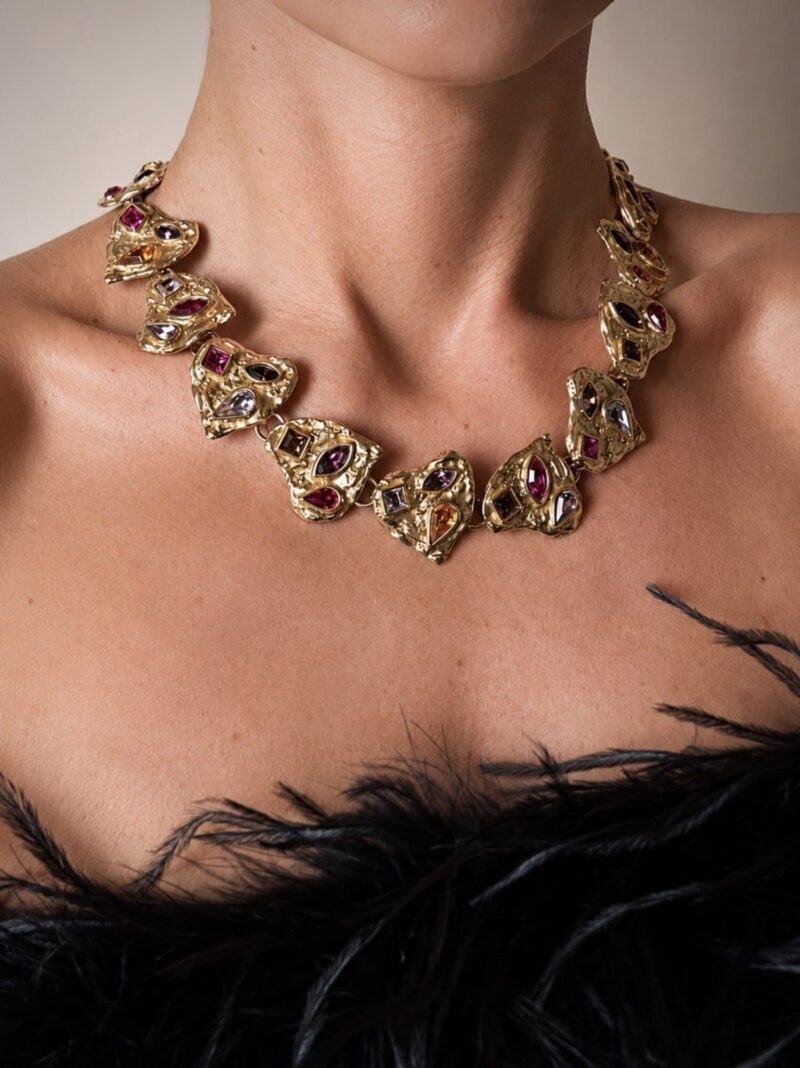 Collier vintage Yves Saint Laurent con moduli a forma di cuore e cristalli multicolor incastonati