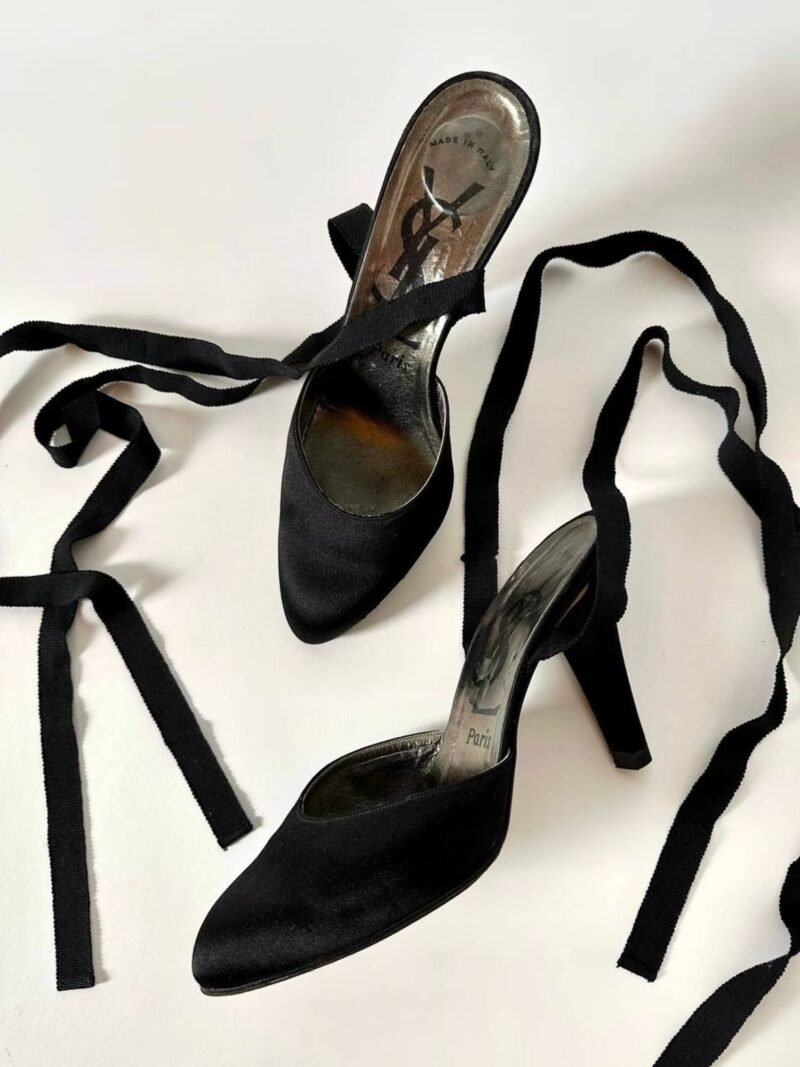 Décolleté vintage Yves Saint Laurent in raso nero con lacci da annodare alla caviglia