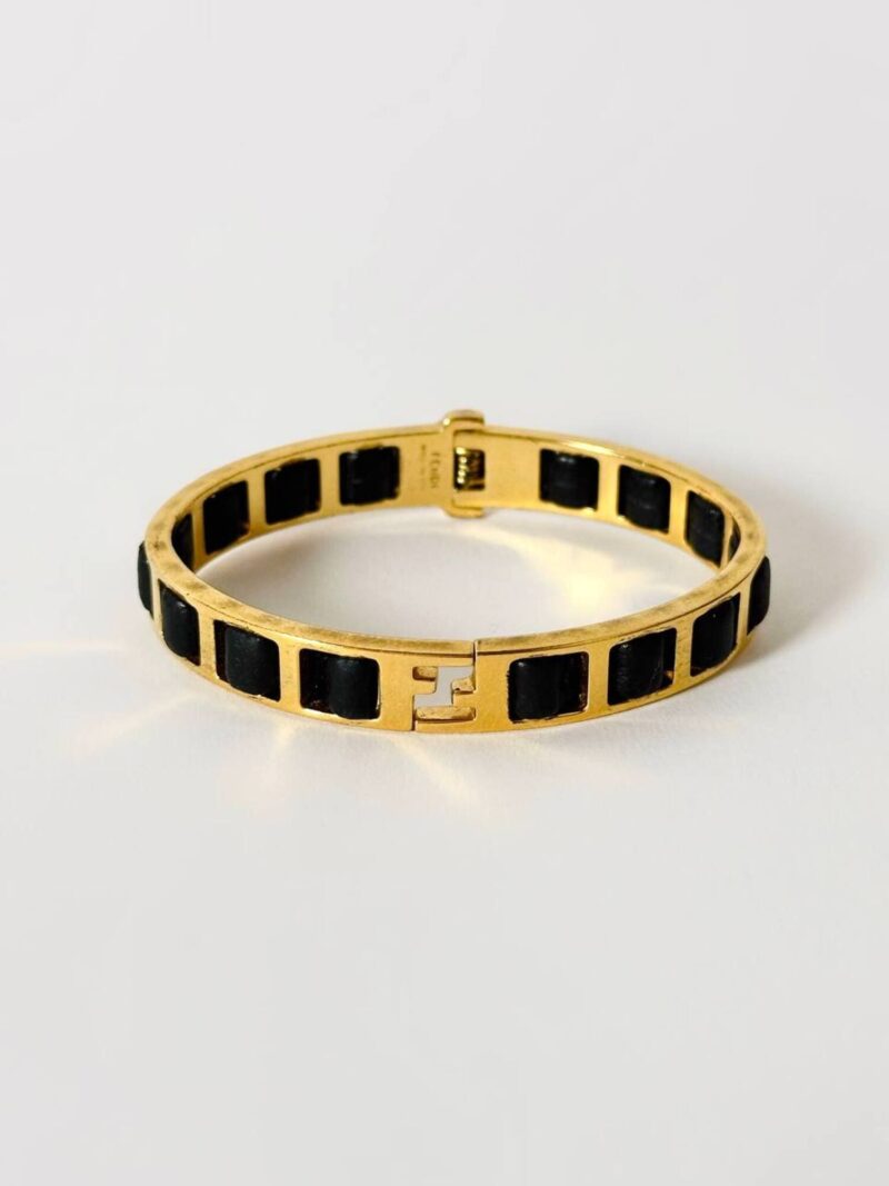 Bracciale vintage Fendi in metallo dorato con inserti in pelle nera intrecciata